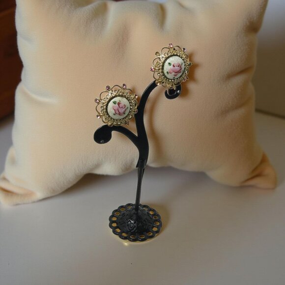 vintage coro gold tone guilloche enamel rose pink chrystals screw back earrings - Picture 4 of 12